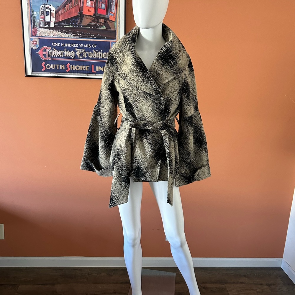 SAMUEL DONG black and taupe patterned short belted trench coat